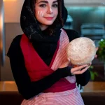 پیشبند آشپزخانه زنانه لاروژ مدل بانو به رنگ زرشکی
