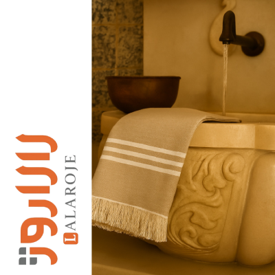 تصویر حوله استخری حاشیهدار لالاروژ