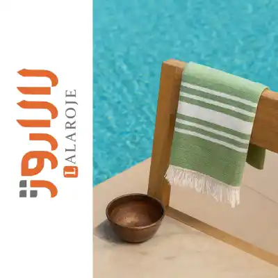 تصویر حوله استخری لالاروژ در رنگ سبز جنگلی